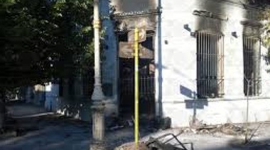 Investigan si fue intencional el incendio de una casa patrimonio histórico en la zona de Plaza Moreno