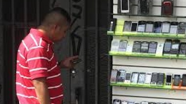 Se roban 160 teléfonos celulares por hora y piden medidas para frenar la venta de usados