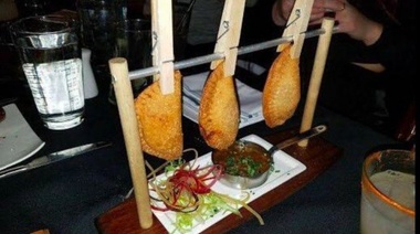 De los creadores de tomar en frascos, llega la empanada en broches y se viene la sopa en bidet