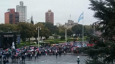 Un grupo de jóvenes radicales entonó cánticos contra el PRO en el homenaje a Alfonsín pero la JR los rechazó