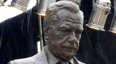 Sin palabras de su hijo, quedó inaugurado el monumento a Alfonsín en Plaza Moreno