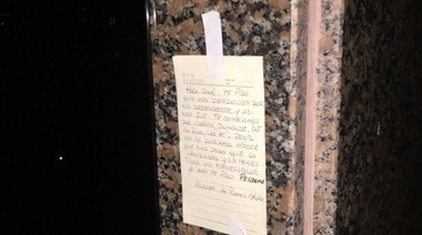 Quitaron una placa del monumento a Alfonsín y dejaron un mensaje pidiéndole perdón por votar a los presidentes que lo sucedieron