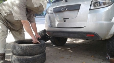 El de la gomería, feliz: un loco acuchilló las cubiertas de 20 autos en un barrio de La Plata