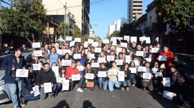 Bronca y lágrimas de impotencia en el conmoveedor respaldo de los trabajadores de Prensa a los despedidos y despedidas de la Agencia Télam en La Plata