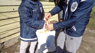 En las malas, mucho más: hinchas de Gimnasia salieron a repartir "bolsas triperas", con alimentos a familias necesitadas