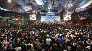 Con una contundente movilización y el apoyo de los intendentes peronistas, Unidad Ciudadana inició el camino a 2019