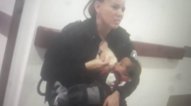 Lo escuchó llorar y no dudó:  la foto de la mujer policía que emociona en las redes sociales