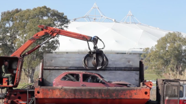 Chatarra Special: compactan 1.600 autos que sólo servían para juntar mugre