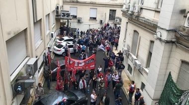 Astillero: desalojaron el mininisterio de Economía y con la intervención de la Iglesia esperan que se abra el diálogo