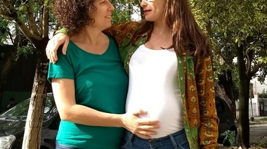 Flor de debate con pareja del mismo sexo: las dos reclaman licencia por maternidad