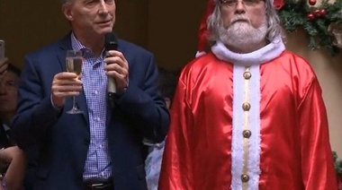 El Papá Noel desnutrido de Macri reveló detalles del brindis: "No me dieron para brindar y cuando le quise dar un beso a Antonia, me corrió la cara"
