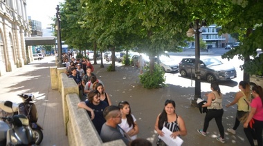 Largas colas ante la oferta para trabajar este verano en la Repu