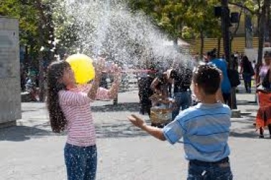 Pomo, bombita, espuma y mascarita: las instituciones barriales podrán organizar su propio carnaval