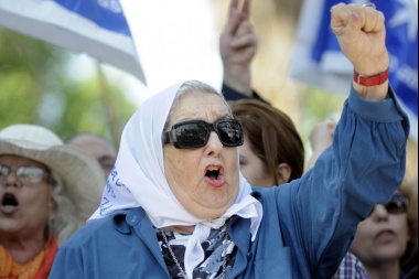 Hebe de Bonafini reclama que el gobierno le devuelva un pañuelo que donó al Museo del Bicentenario