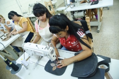 Así, hay esperanza: internas de la cárcel de Los Hornos aprenden a fabricar carteras