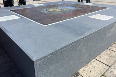 Pibes del Colegio San Luis repararon el daño causado a la Piedra Fundacional
