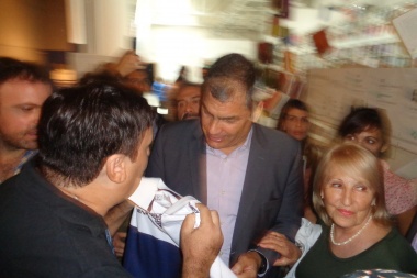 En su encuentro con el autor de Síndrome Doña Florinda, Correa recibió un regalo especial