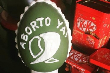 Con los pibes, no eh, repartieron huevos de Pascua con propaganda a favor del aborto