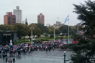 Un grupo de jóvenes radicales entonó cánticos contra el PRO en el homenaje a Alfonsín pero la JR los rechazó