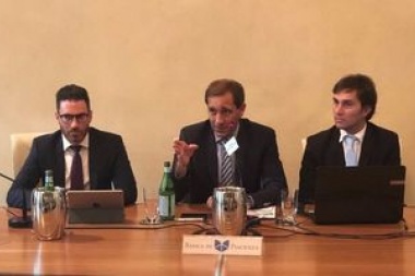 En puja con una sede yanqui, Garro defendió en Italia la postulación de la República para que reciba a la Cumbre Mundial de Premios Nobel de la Paz.