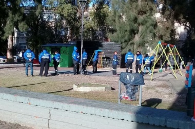 Inconcebible: guerra entre laburantes por el espacio en Parque Saavedra