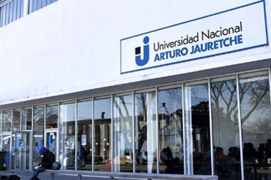 ¿A la universidad para los pobres le quieren colgar un cartel de remate?