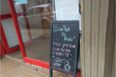 Un comerciante platense ofrece un plato de sopa gratis para los más necesitados