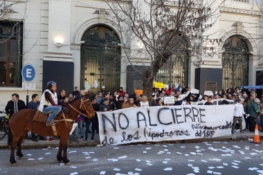 Los trabajadores del Turf salieron a la calle a pedirle a Vidal que afloje con el ajuste