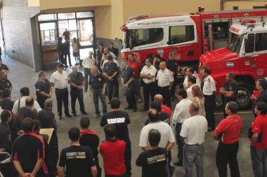 Sirenazo de bomberos que temen cierre de cuarteles: les adeudan $800 millones