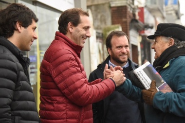 Garro y referentes de Cambiemos, timbreando bajo la lluvia