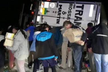 Volcó un camión de un supermercado y la gente se llevó toda la carga