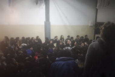 En un colegio platense hay rebelión por el despido de un profesor