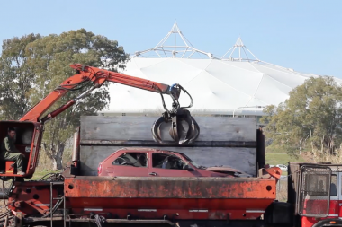 Chatarra Special: compactan 1.600 autos que sólo servían para juntar mugre