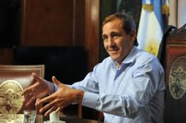 Tirones de orejas y de otras partes: Garro, estudia fusionesy achiques en su equipo de gobierno
