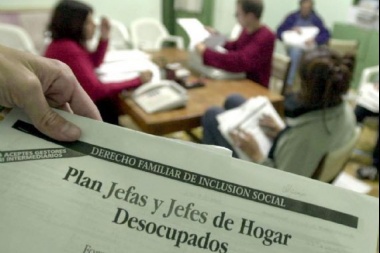 Planes sociales: piden investigar si algunos beneficiarios son obligados a dejársela a los punteros