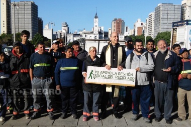 Teléfono, Julito: en medio de la polémica por el Código de Convivencia, el arzobispo Pancho se la juega por los cartoneros