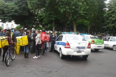 Está grave el repartidor de Glovo asaltado y sus compañeros salieron a protestar