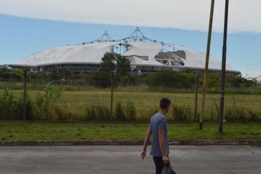 Las cosas por su nombre: el viento volvió a rajar el toldo del mal llamado estadio único