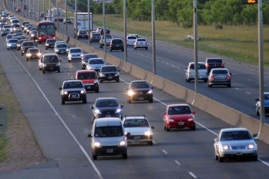 De los creadores de "No trabaja el que no quiere" llega, "Después dicen que no hay plata": el flujo de autos hacia la Costa ya supera los 2.300 por hora