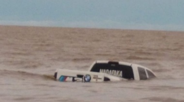 Camioneta 4 x 4, inteligencia 0 x 0: se metió a la playa en Berisso y lo tapó el agua