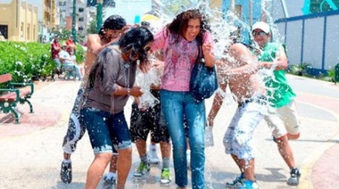 Proponen prohibir el juego con agua o cuanto menos que no se pueda mojar sin permiso