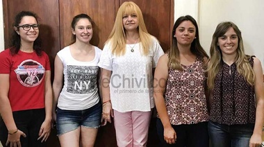 De otro planeta: funcionaria municipal donó su sueldo a egresados de dos escuelas secundarias