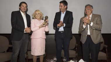Por "su aporte a la Cultura", la Cámara de Diputados bonaerense dio el Premio María Elena Walsh a Mirta Legrand