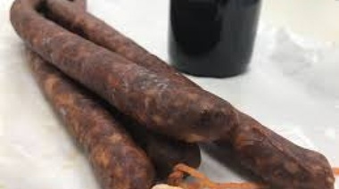 Una longaniza y dos hamburguesas: detienen a un hombre que robaba comida