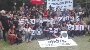 "Fotografiar no es delito":en La Plata se hizo sentir el camarazo en solidaridad con reporteros golpeados