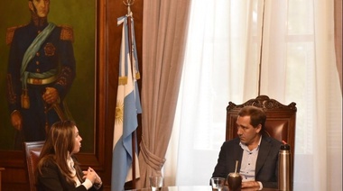 Grieta internacional: Garro pidió disculpas a la "embajadora" venezolana por el premio que Saintout le dio a Hugo Chávez