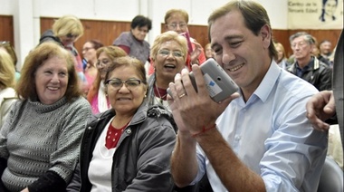 Viejos, son los trapos: 100 mil adultos mayores recibirán tablets para entrar al mundo de internet