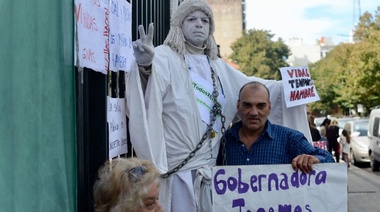 Biblia y calefón: la Estatua que apoya a Arias se encadenó en la Gobernación junto a un ex funcionario de Bruera