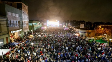 Con El Bombón y otros de sus hitazos, Los Palmeras dejaron todo en el cumpleños 218 de Ensenada
