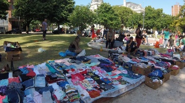 Concejales peronistas quieren que se legalice la feria de ropa usada de Plaza San Martín